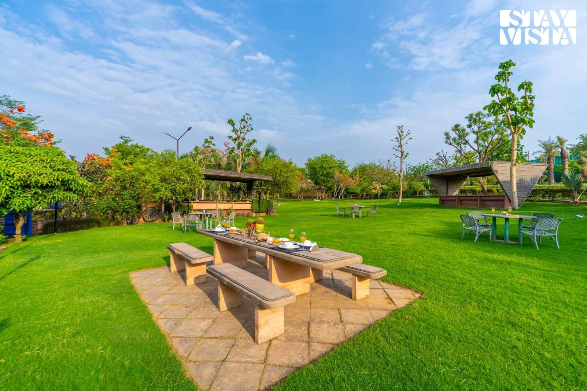 Stayvista At Maple Farms With Pool, Bbq & Bonfire Sohna Esterno foto